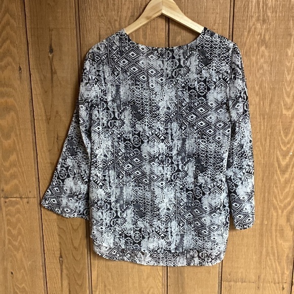 Chico’s long bell sleeve Aztec Boho print black and white top Chico’s 0 US S/4 - Picture 8 of 8